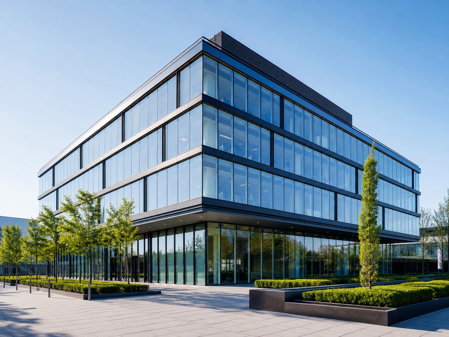 Gereinigte Glasfassade eines modernen Bürogebäudes